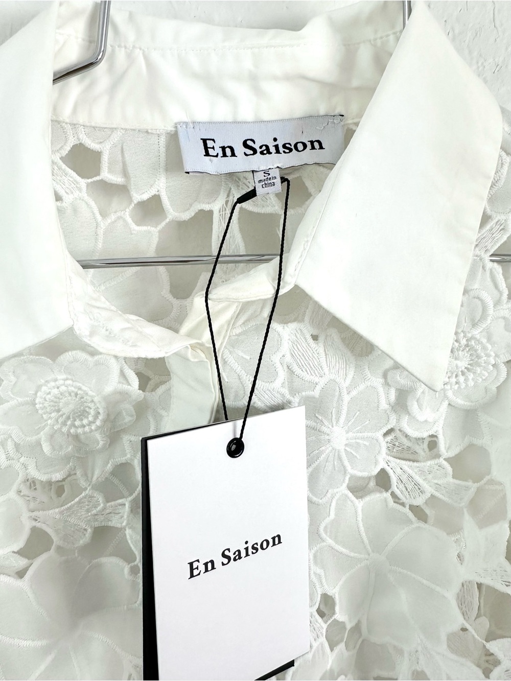 En Saison Sheer Laser-Cut Floral Buttondown Crop Top - Picture 3 of 7